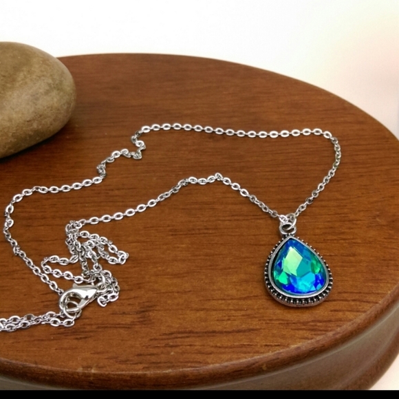 Turquoise Rhinestone Pendant & Necklace - Picture 3 of 4